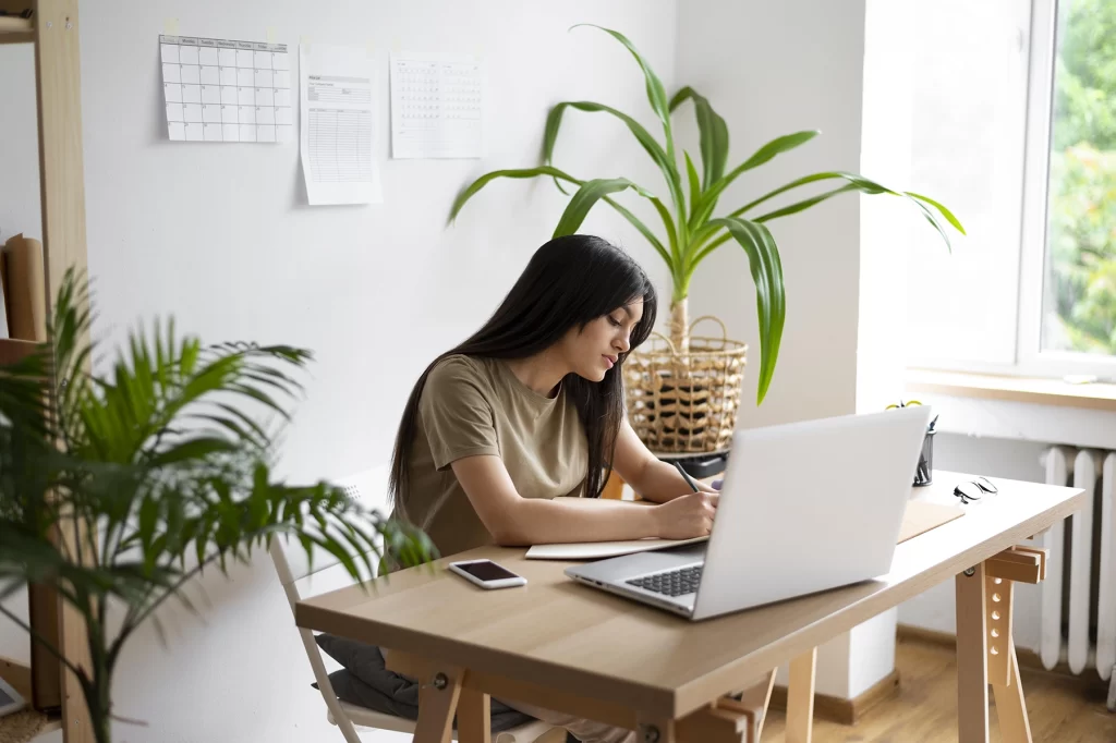 Oficina en casa con plantas