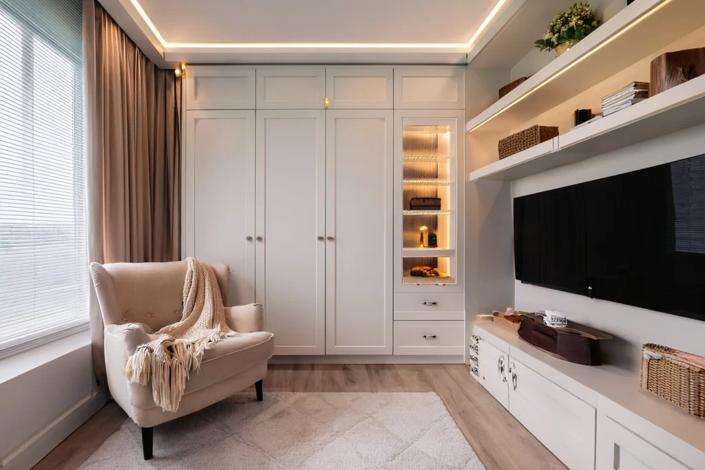 Closet con espacio para tv y un sillon
