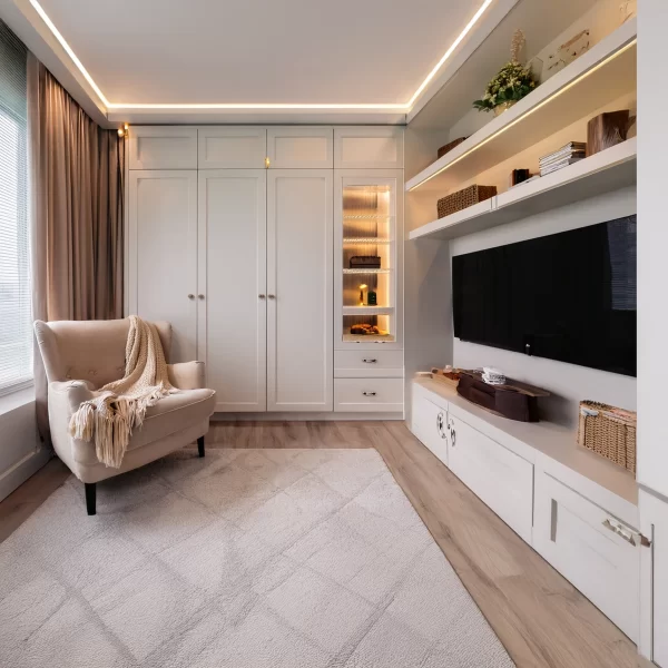 Closet con espacio para tv y un sillon cuadro